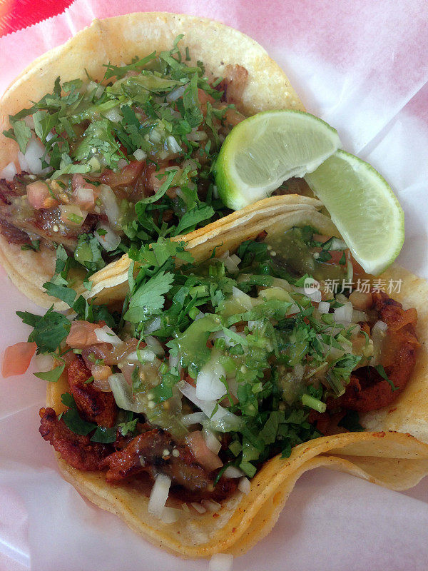 正宗的墨西哥Carnitas和Al Pastor Tacos